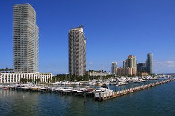 Fototapeta na wymiar Miami Beach Marina i Condos