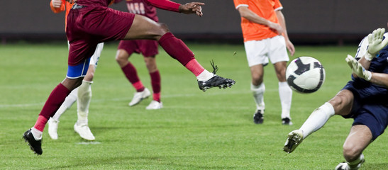 Obraz premium Goalie shooting at goalkeeper