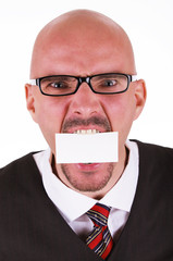 Mann mit Visitenkarte im Mund