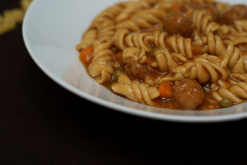 gutsherrentopf mit fleischklößchen gemüse nudeln