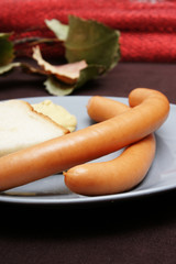 wiener würstchen mit brot und senf