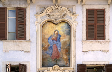 Roma, l' affresco della " Madonnella " al Pantheon