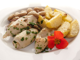 Calamaris mit mit Bohnen und Kartoffeln