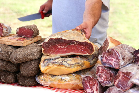 Charcuterie au march&eacute;