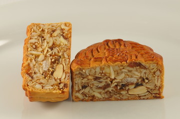 cut moon cake on the tables