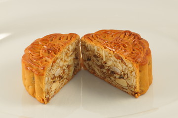 cut moon cake in the plate