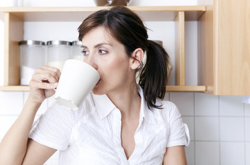 aus der tasse trinken