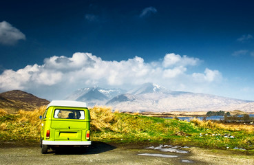 Obraz premium Minibus in the mountain