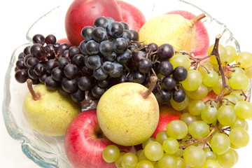 Schale mit Obst, Birnen, Äpfel, Trauben