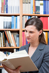 junge Frau im Business in der Bibliothek