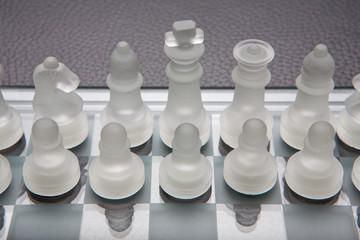 Schachspiel aus Glas auf Leder