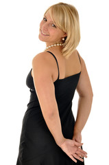 Junge Frau in schwarzem Abendkleid