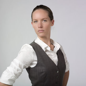 jeune femme aust&egrave;re offens&eacute;e