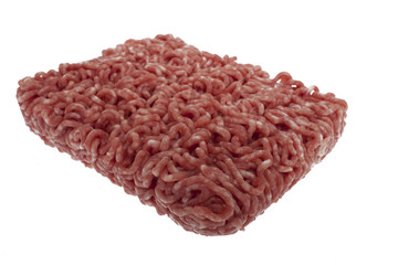Hackfleisch vor weissem Hintergrund