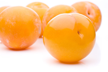 Einige gelbe Pflaumen