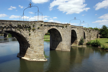 sous le vieux pont