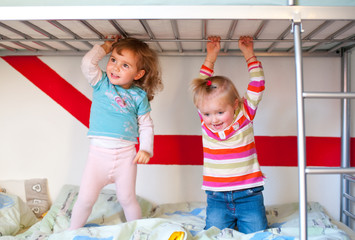 Kinder au dem Etagenbett