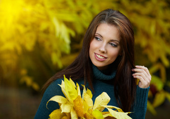 Beautiful young woman in autumn park. Shallow DOF.