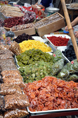 Etal de fruits secs au marché