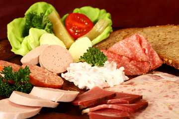 Wurstplatte mit frischem Brot