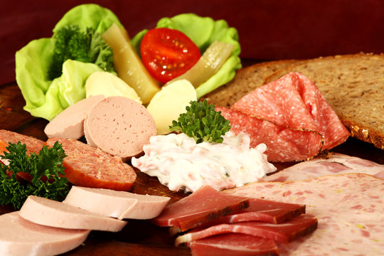Wurstplatte mit frischem Brot