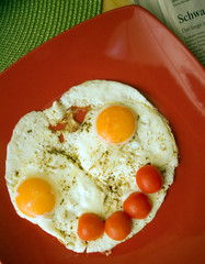 spiegelei eigelb tomaten frühstück frühstücksei