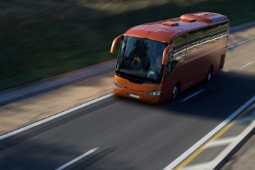 Obraz na płótnie Canvas przyspieszyć czerwony autobus na autostradzie