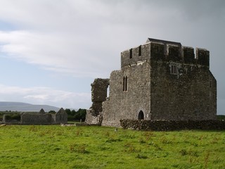 Sonne und Regen mit Ruine