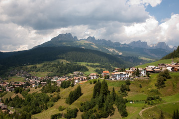 Fototapeta na wymiar Blick auf ein Dorf in den Dolomiten bei Vigo