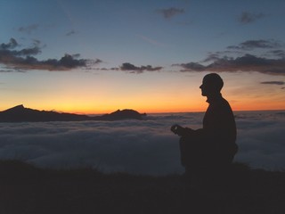 Mönch, Mann bei Meditation am Berg am Abend im Gebirge