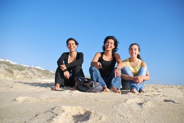 Fototapeta premium Smiling sisters at the beach