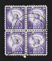 Fototapeta na wymiar Cztery znaczki ilustrujące statua wolności