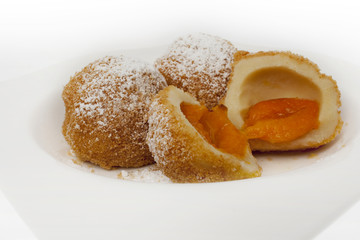 Marillenknödel mit Puderzucker
