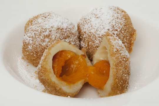 Marillenkn&ouml;del mit Staubzucker