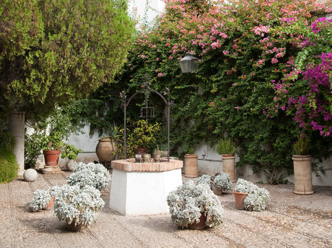 Vieux puit d&eacute;cor&eacute;