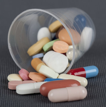 Messbecher mit Tabletten, Medikamente