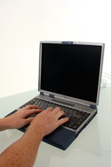Hände am Laptop