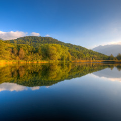 riflessi sul lago al tramonto in autunno