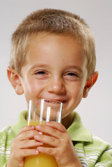 Niño tomando jugo.