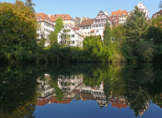 H&auml;user spiegeln sich im Neckar