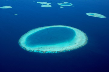 Vue aérienne des récifs de coraux aux Maldives © YouAreBeautiful