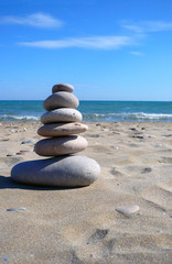 Fototapeta na wymiar pedras zen el la playa