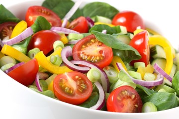 bunter salat mit tomaten und zwiebel