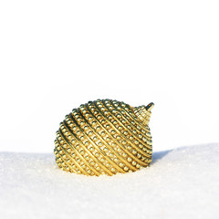 Christbaumkugel liegt im Schnee