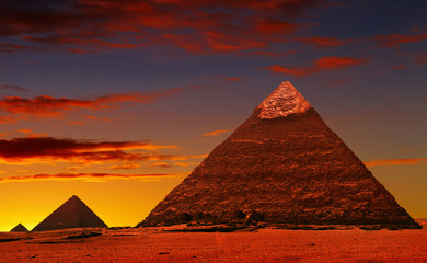 Fototapeta na wymiar Piramida fantazja