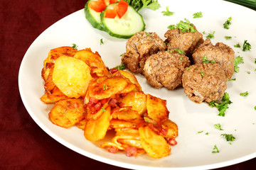 Bratkartoffeln mit Bratrollmöpse..