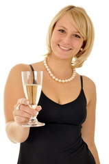 Junge Frau in schwarzem Abendkleid