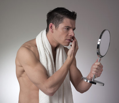 jeune homme nu sportif se regardant miroir