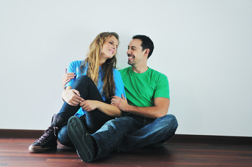 Fototapeta na wymiar happy couple in empty apartment