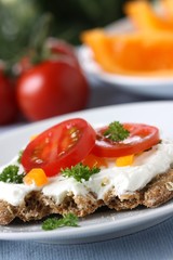 knäckebrot mit frischkäse, tomate und petersilie